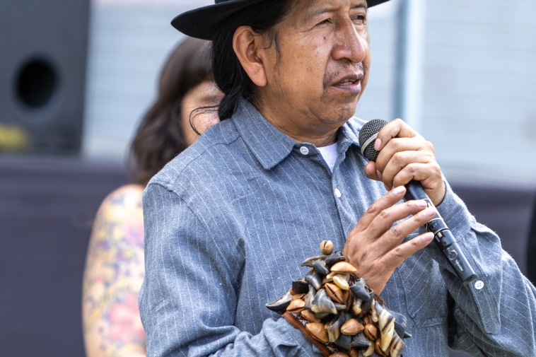 Foto de un señor indígena hablando