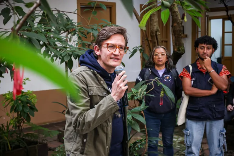 Foto de Gustavo Quintero dirigiendose a la audiencia.