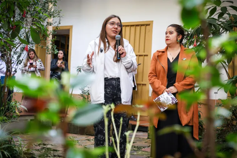 Foto de Luz Amanda Guzmán dirigiendose a la audiencia.