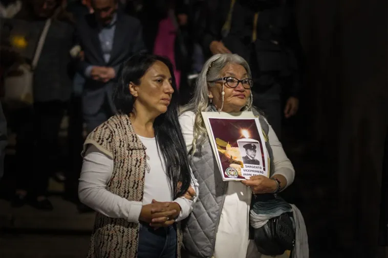 Foto de dos mujeres (a la izquerda una adulta y a la derecha una persona mayor)