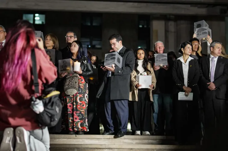 Foto de varias personas asistentes a la inauguración de la exposción.