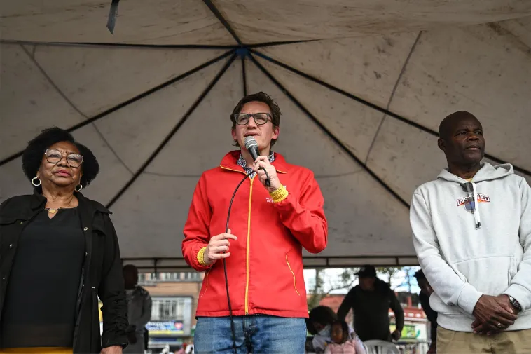 Foto de Adiela Dagua Aponzá, Gustavo Quintero Ardila y Éder Campaz dirigiendose a la audiencia.