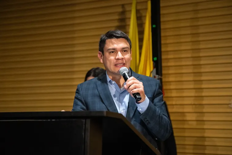 Foto de Julián Carvajal Zamora dirigiendose a la audiencia.