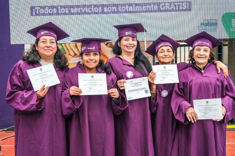 Foto de cinco mujeres cuidadoras sonriendo orgullosas mostrando sus diplomas