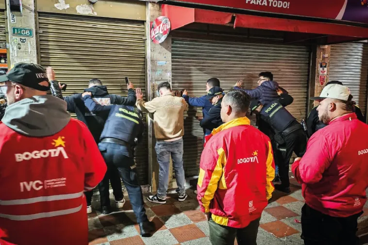 Foto de funcionarios de IVC en operativo