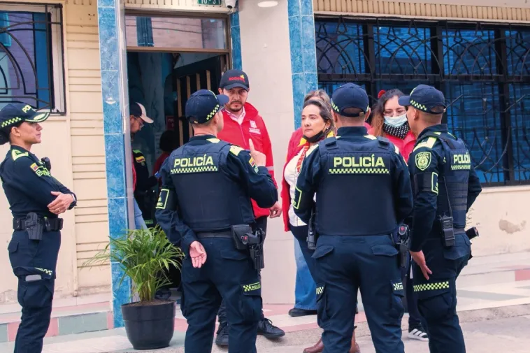 Foto de la policia nacional junto con funcionarios del IVC en operativo