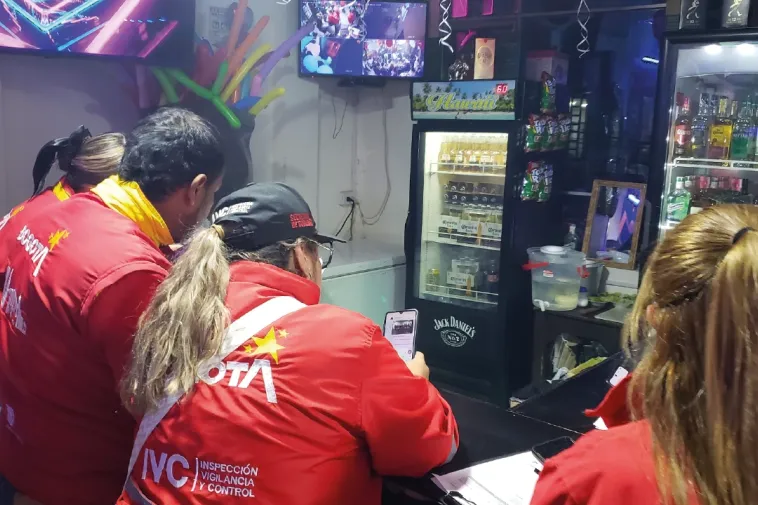 Foto de funcionarios de IVC en operativo dentro de un establecimiento comercial