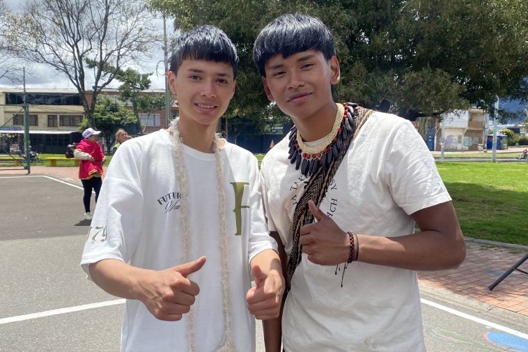 Foto de dos jóvenes indígenas