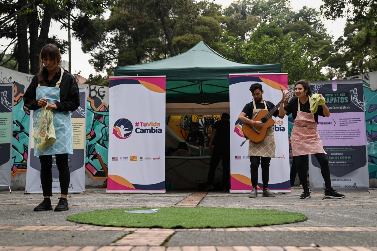 Foto de una carpa del evento y varios participantes