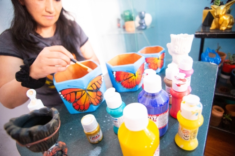Foto de Diana Buitrago elaborando sus productos