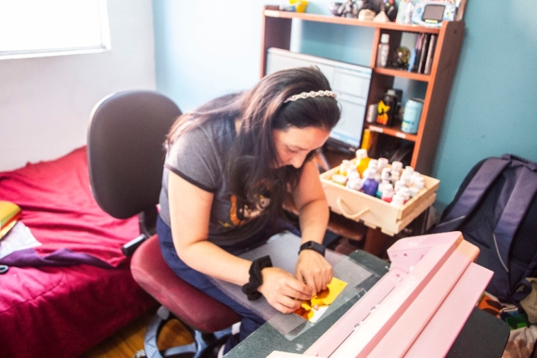 Foto de Diana Buitrago elaborando sus productos