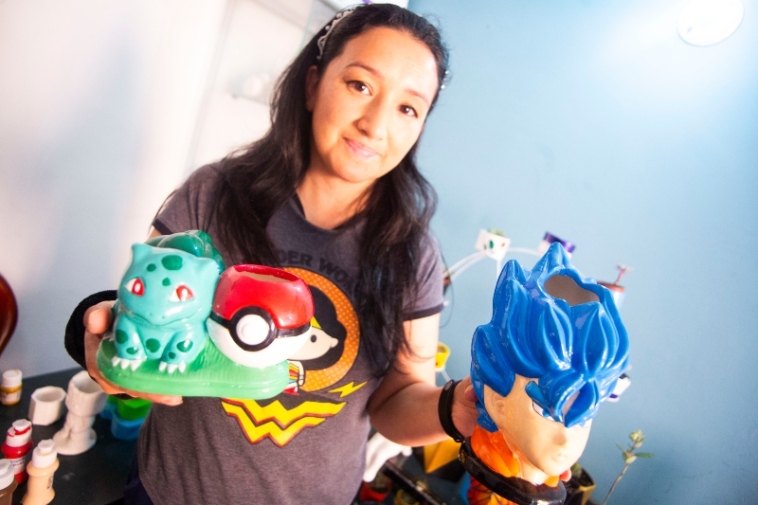 Foto de Diana Buitrago mostrando dos de sus productos