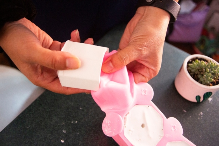 Foto de Diana Buitrago elaborando sus productos