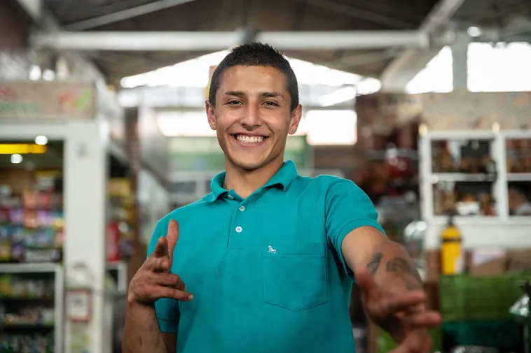 Foto de un joven sonriendo