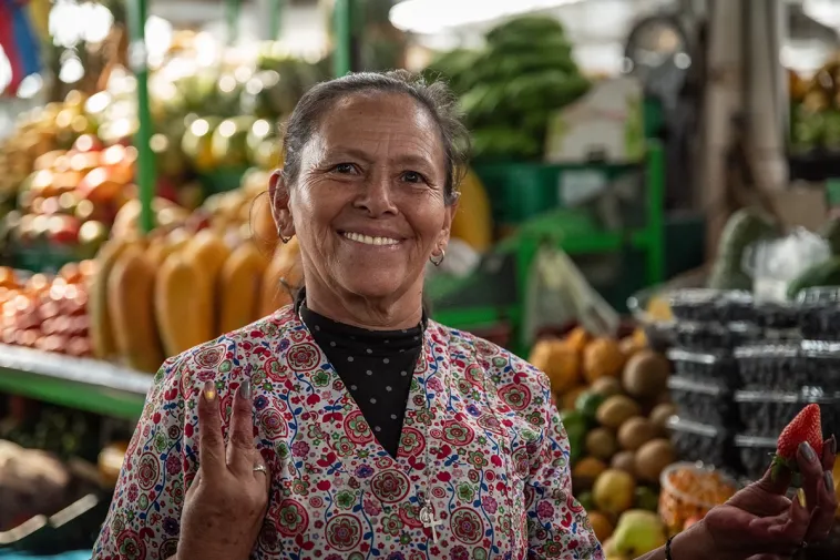 Foto de una mujer adulta de la plaza de mercado sonriendo