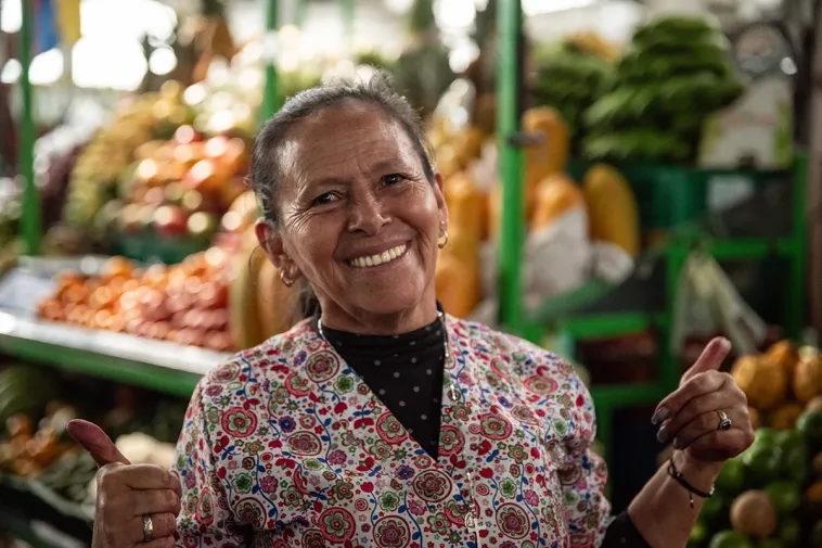 Foto de una mujer adulta de la plaza de mercado sonriendo