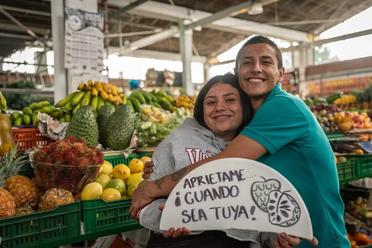 foto de una pareja joven sonriendo