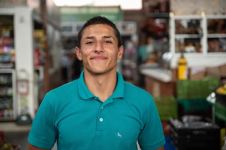 Foto de un joven sonriendo