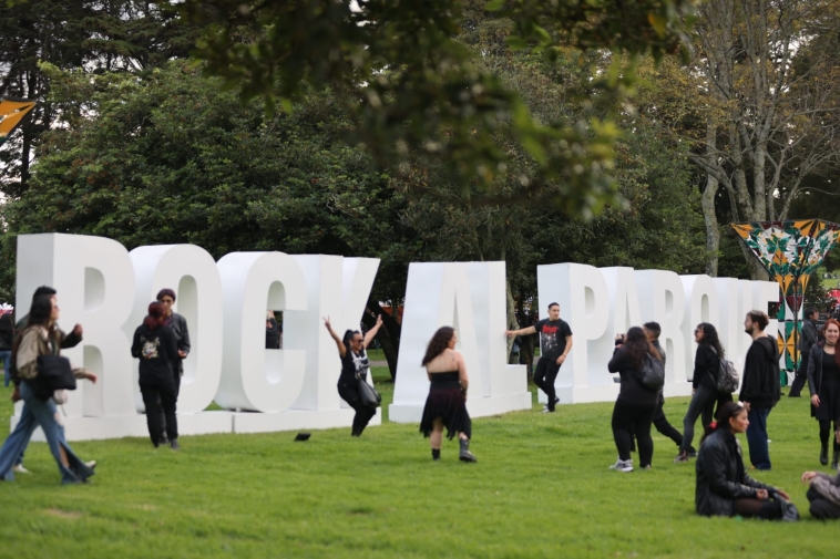 Foto de varias personas en las letras grandes que dicen "Rock al parque"