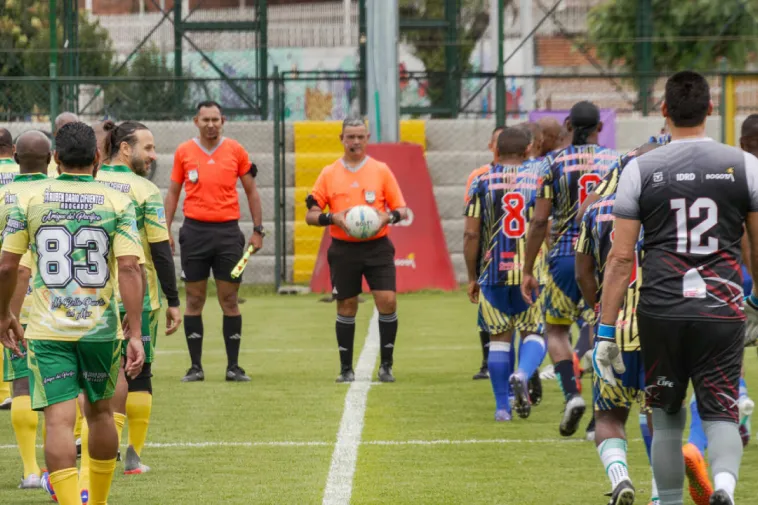 Foto de los equipos saliendo a la cancha.