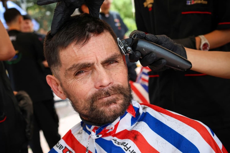 Foto de un adulto en sesión de barberia