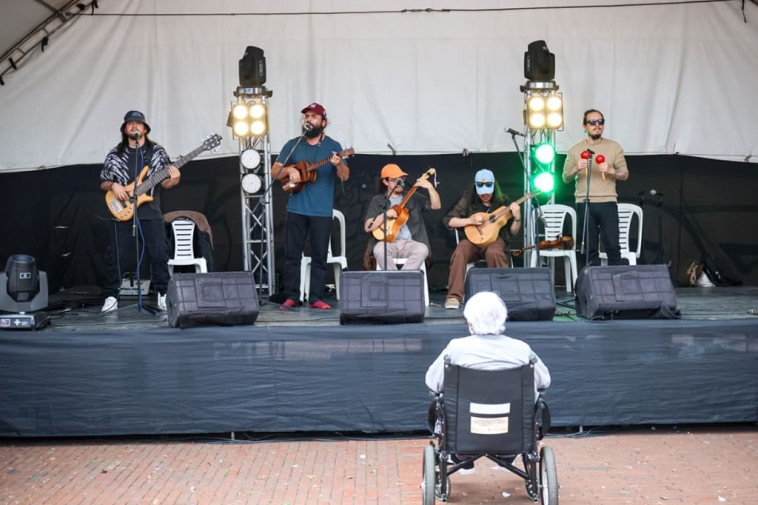 Foto de un escenario donde una agrupación musical está en acción