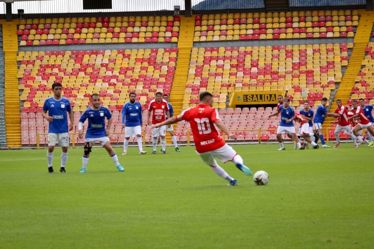 Foto de un jugador de Santa Fe patenado un tiro libre