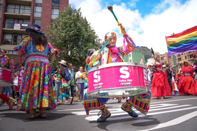Foto de una persona en la marcha interpretando un istrumento musical