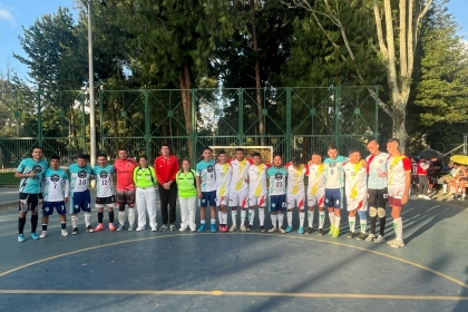 Jugadores participantes en el encuentro de Microfútbol de la Comunidad LGTBIQ