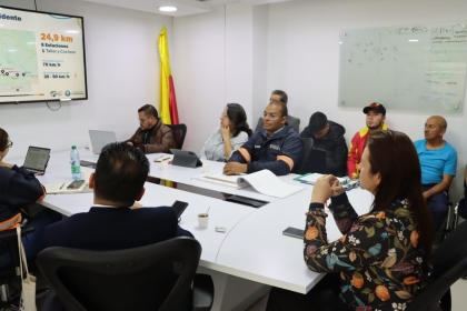 mesa de trabajo con la alcaldesa y el Director de RegioTram y su equipo de trabajo.