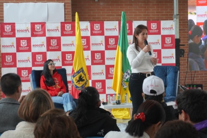 la alcaldesa dando una palabras frente a un grupo a un personas