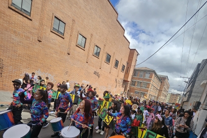 Imágenes de jóvenes durante el recorrido del Carnaval por la vida