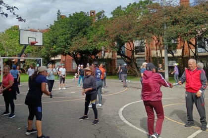 Grupo de adulto mayor ejercitandose