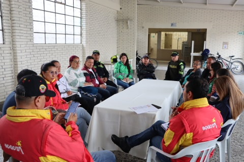 En la foto podemos observar a la comunidad junto a funcionarios de la Alcaldía Local y diferentes entidades reunida en una mesa dialogando sobre diferentes problemáticas que afectan al sector. 