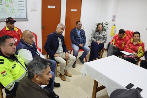 La comunidad está reunida en una mesa de trabajo junto a la alcaldesa local y su equipo de trabajo abordando diferentes temas que afectan a la comunidad y buscando soluciones.