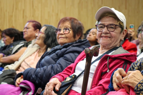 Señoras mayores sentadas recibiendo el subsidio  C