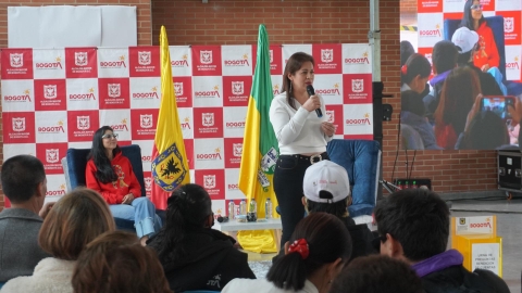 la alcaldesa dando una palabras frente a un grupo a un personas
