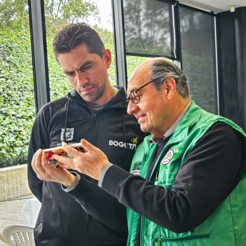 El alcalde local de Los Mártires, John Jader Suárez nos acompañó en el desarrollo de nuestra celebración.