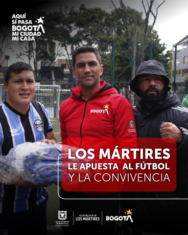 En la Imagen el Alcalde Local de Los Martires entregando 
