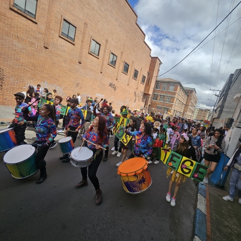 Imágenes de jóvenes durante el recorrido del Carnaval por la vida