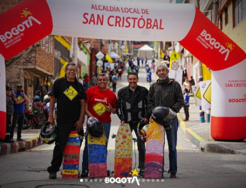 Señor Alcalde acompañado de tres amigos con sus carros esferados