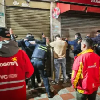 Fotografía de funcionarios de las alcaldias locales y la secretaria distrital de gobierno en operativo.