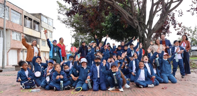 Niños y niñas del colegio República de Panamá en la semana ambiental 