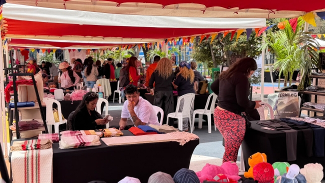 Emprendedores de Barrios Unidos exhibieron sus productos en el parque San Fernando