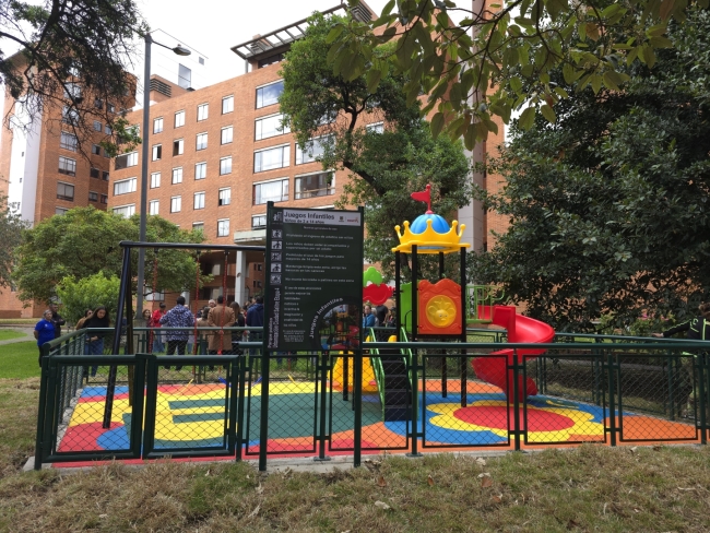 La Alcaldía de Teusaquillo entrega juegos infantiles en la Urbanización Ciudad Salitre