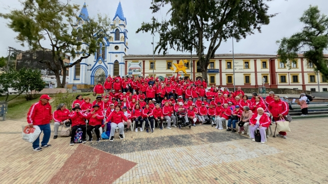 Entrega de 700 sudaderas a vecis mayores de la  localidad
