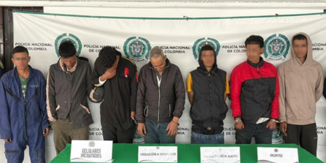 Los hechos se registraron en la mañana del 9 de abril de 2026, cuando uniformados que realizaban labores de patrullaje identificaron movimientos sospechosos al interior de un establecimiento comercial. 