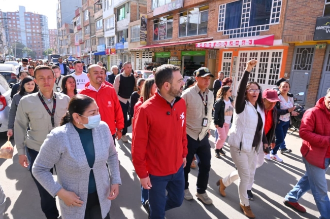 Alcalde Mayor recorriendo obras entregadas en Engativá