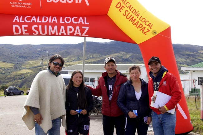 Alcalde local con ganadores de los Interveredales