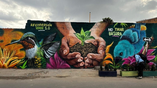 Kennedy cambia los puntos críticos de arrojo de residuos por grafitis y jardines urbanos